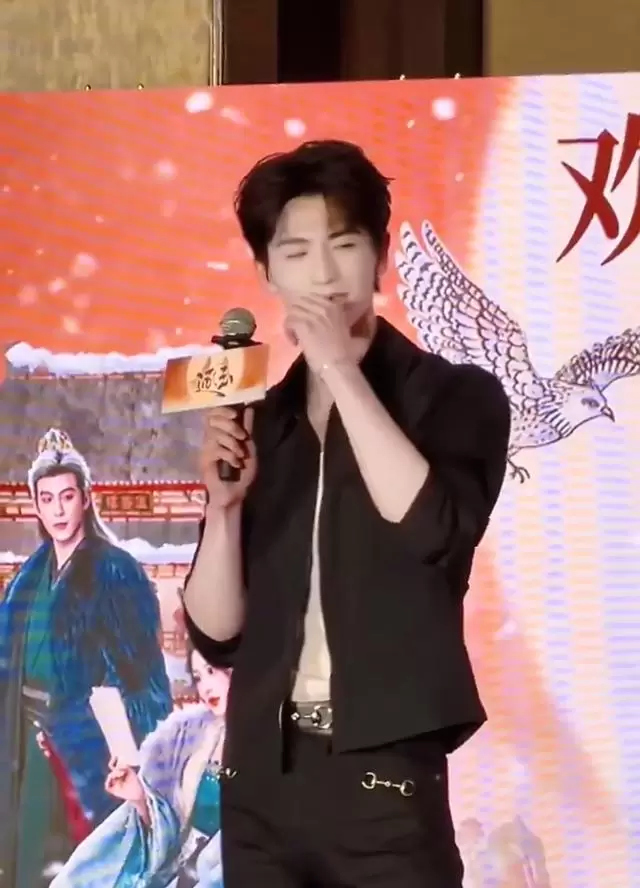 张凌赫出席《逐玉》庆功宴回应妆造争议与长剧生存现状 _ 情报图