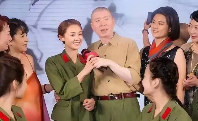 冯小刚评钟楚曦“太能装”言论被曝，关联《芳华》选角与苗苗心理状态 _ 细节速览