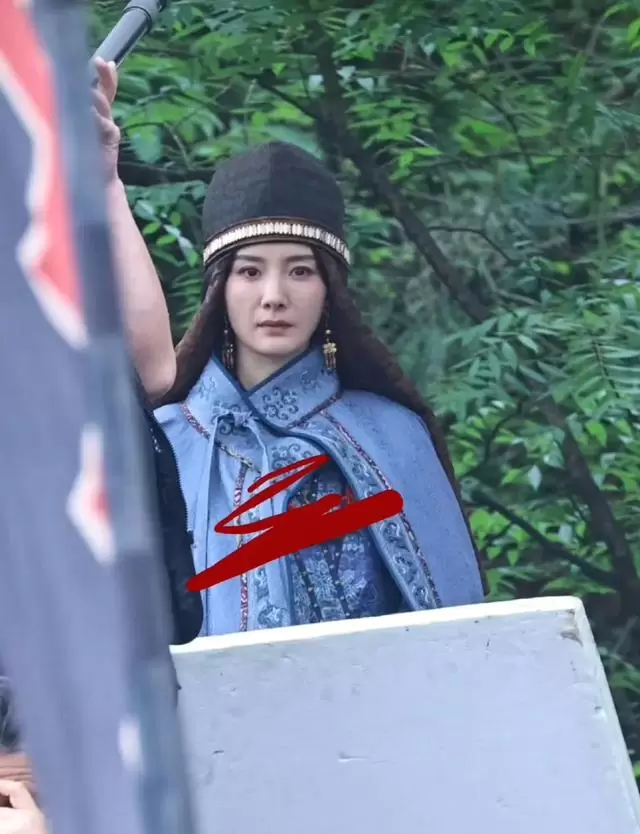 杨幂《江山大同》冯湮儿蓝色鲜卑造型路透引观众对历史服化考据关注 _ 细节速览