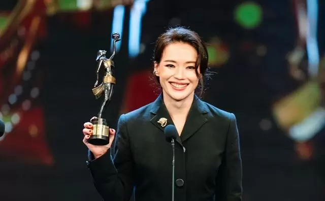 梁家辉第五次获金像奖影帝，廖子妤凭《像我这样的爱情》封后 _ 情报图