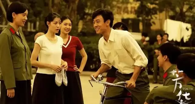 冯小刚评钟楚曦“太能装”言论被曝，关联《芳华》选角与苗苗心理状态 _ 情报图