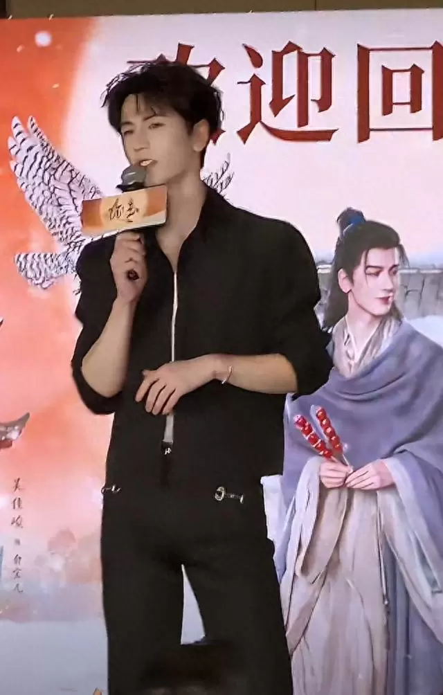 张凌赫出席《逐玉》庆功宴回应妆造争议与长剧生存现状 _ 相关图片