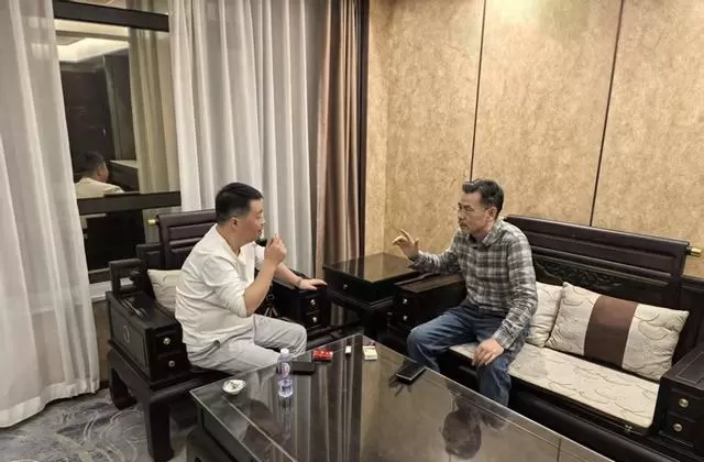 导演穆龙现身北京墅苑酒店 新项目筹备信息未公开 _ 相关图片 导演穆龙现身北京墅苑酒店 新项目筹备信息未公开 _ 相关图片