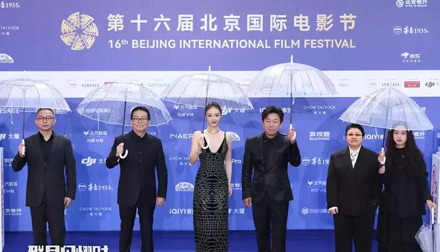 张艺谋执导《三体》电影已筹备两年,陈思诚《带上她的眼睛》复拍中 _ 细节速览 张艺谋执导《三体》电影已筹备两年,陈思诚《带上她的眼睛》复拍中 _ 细节速览