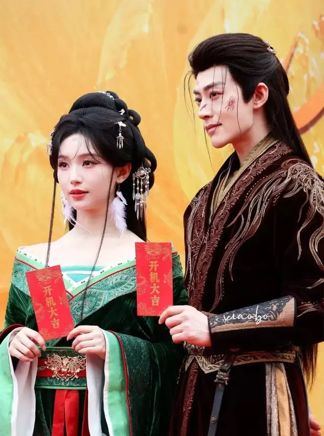 王星玮胡亦瑶主演古装短剧《春花宴》横店开机 _ 细节速览